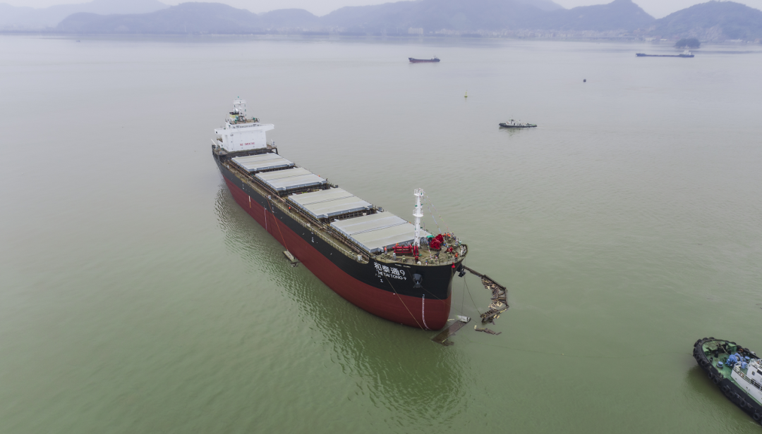 东南造船22500DWT散货船“和泰通9”顺利下水.png
